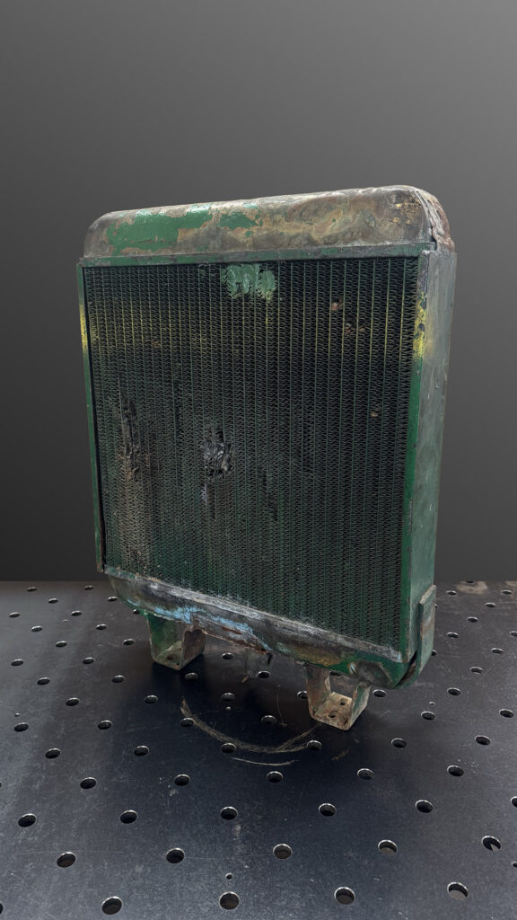 Staro jedro hladilnika John Deere 1964 s krpanimi mesti, pogled od zadaj