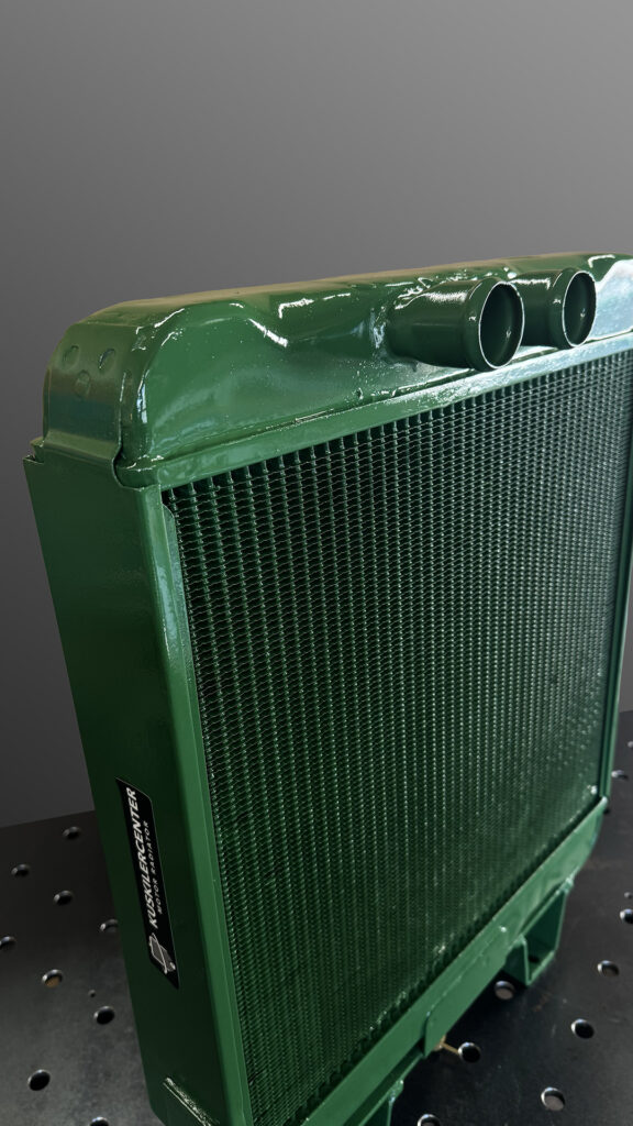 Detajl obnovljenega hladilnika John Deere 1964 v zeleni barvi