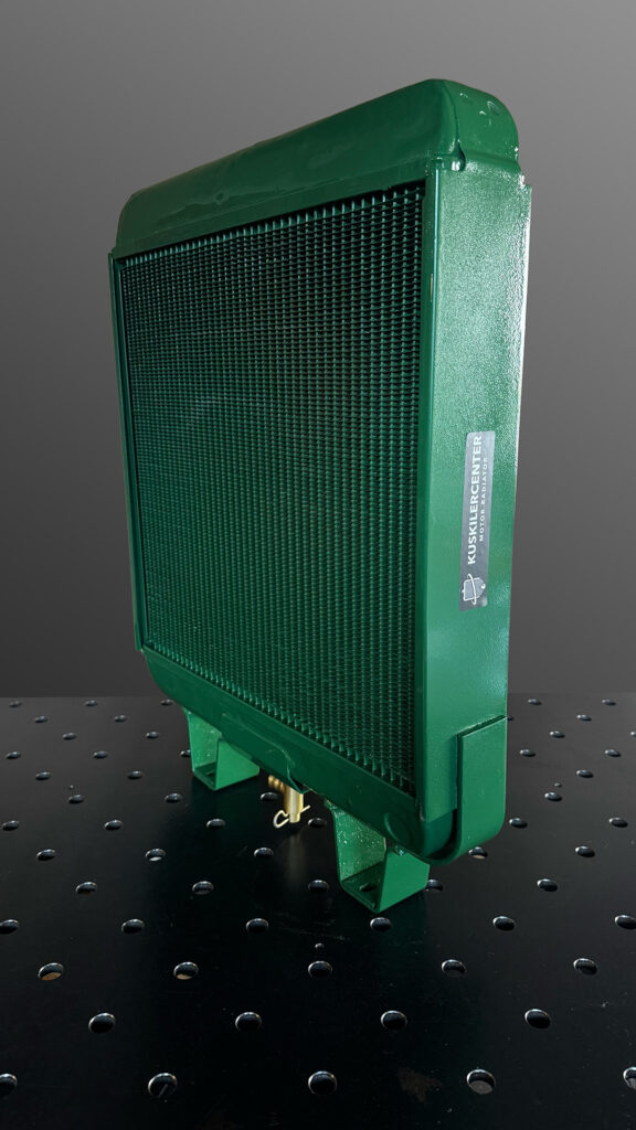 Obnovljen hladilnik John Deere 1964 v zeleni barvi, pogled od zadaj